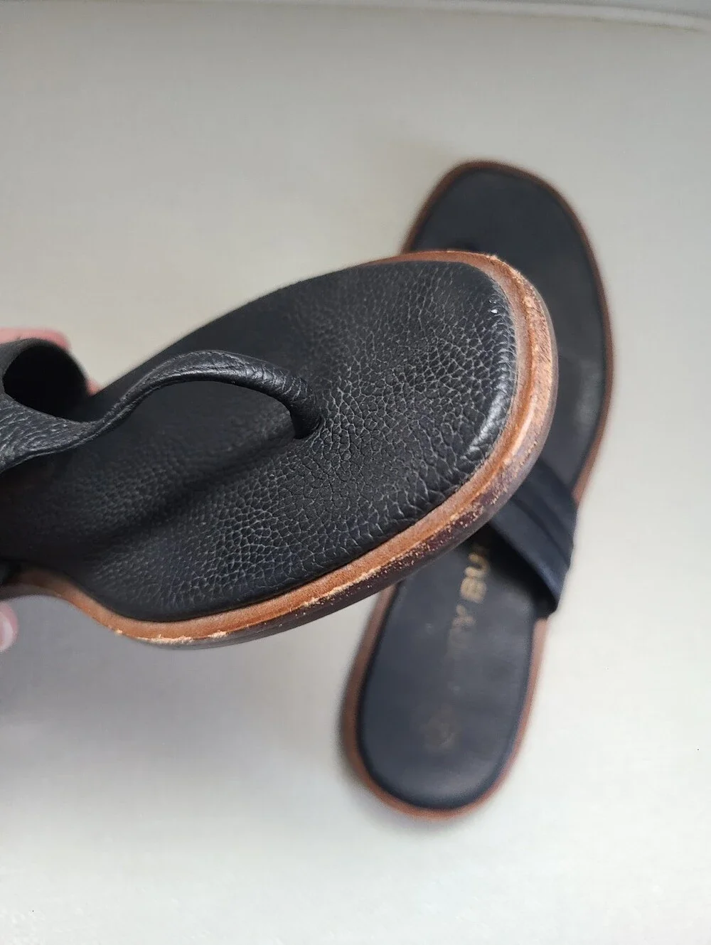 Tory Burch Carson Thong Welt Sandals In Black Pebbled Leather